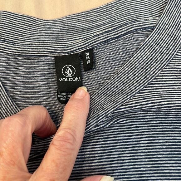 Volcom size M long sleeve cold shoulder black and white strip knit top GUC - Picture 3 of 12